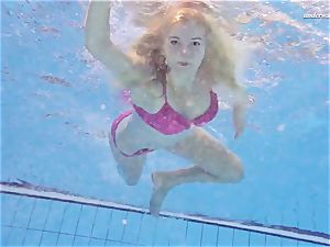 super-steamy Elena shows what she can do under water